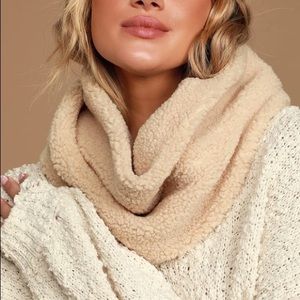 Lulu’s Occasion beige sherpa circle scarf